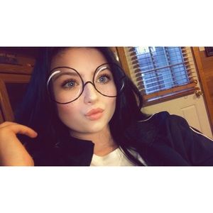 Meet your Posher, Delana